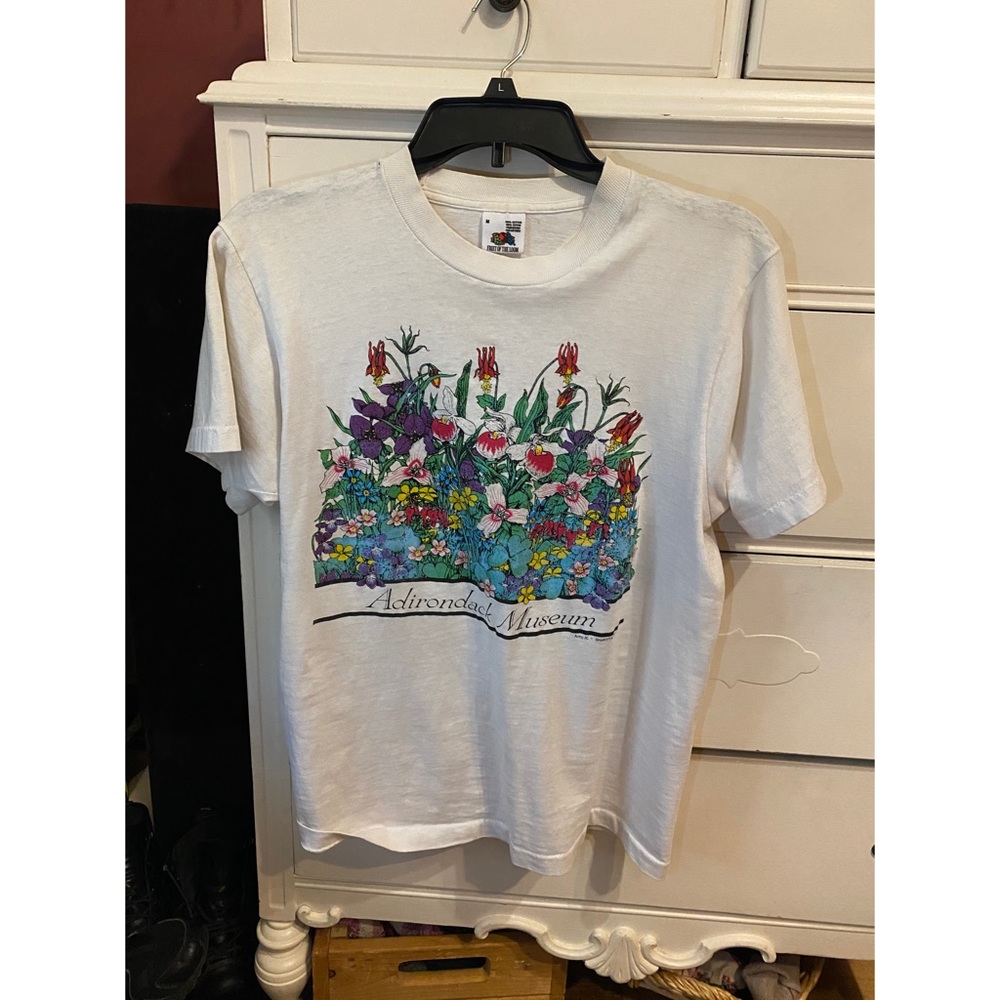 Super cute flower T-shirt! Size medium